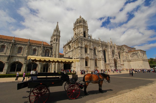 We took a very hot tram ride to Belem on our last day to see the monetary and tower. It was beautiful!